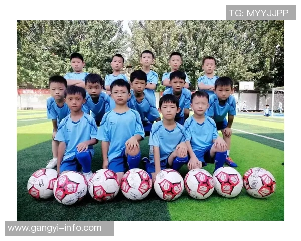 在绿茵场上追逐梦想一个足球连接无数心灵与希望